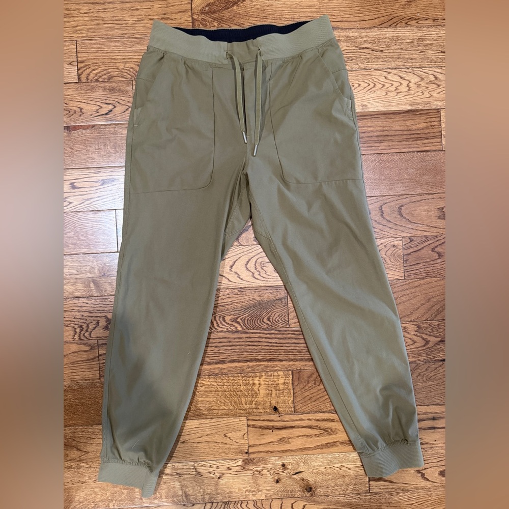 lululemon athletica Men's Green Joggers - Shorter Length